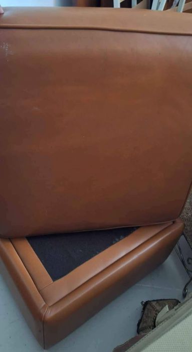 4 Puffs castanhos em pele!