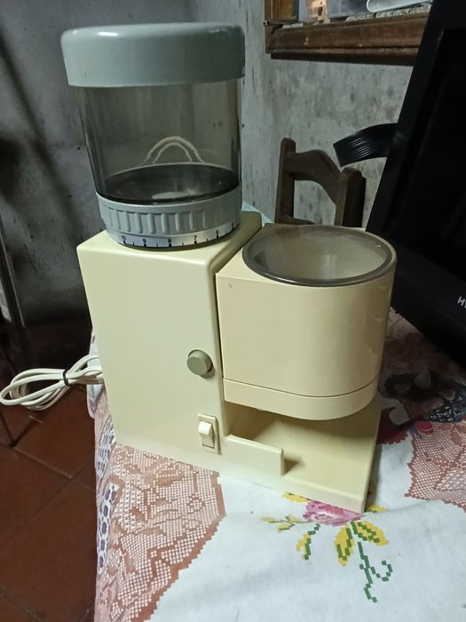 Moinho de café, bem estimado e a funcionar,