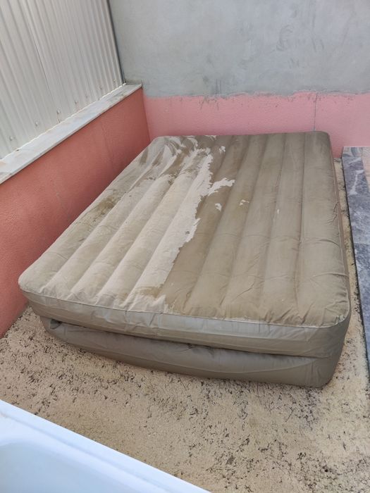 Colchão insuflável elétrico de casal da Intex