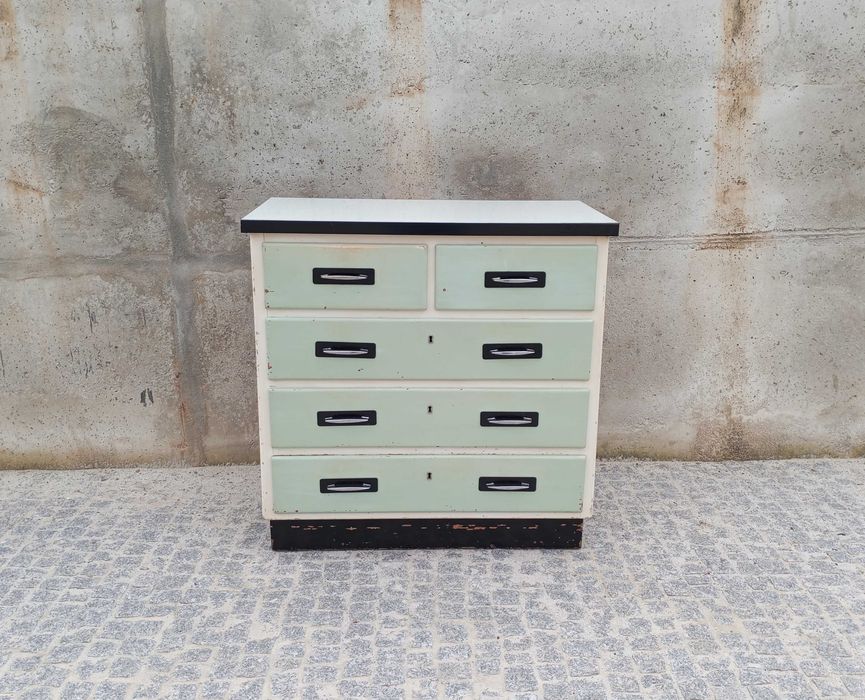 Antigo móvel de apoio com gavetas