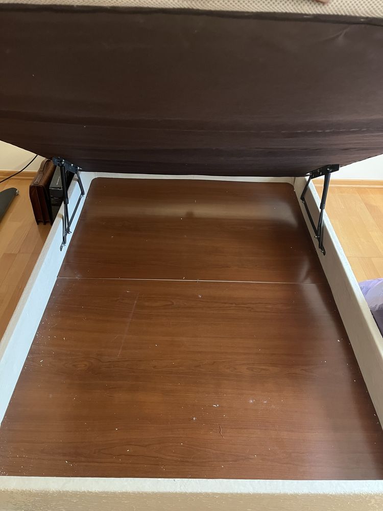 Cama de casal e cabeceira