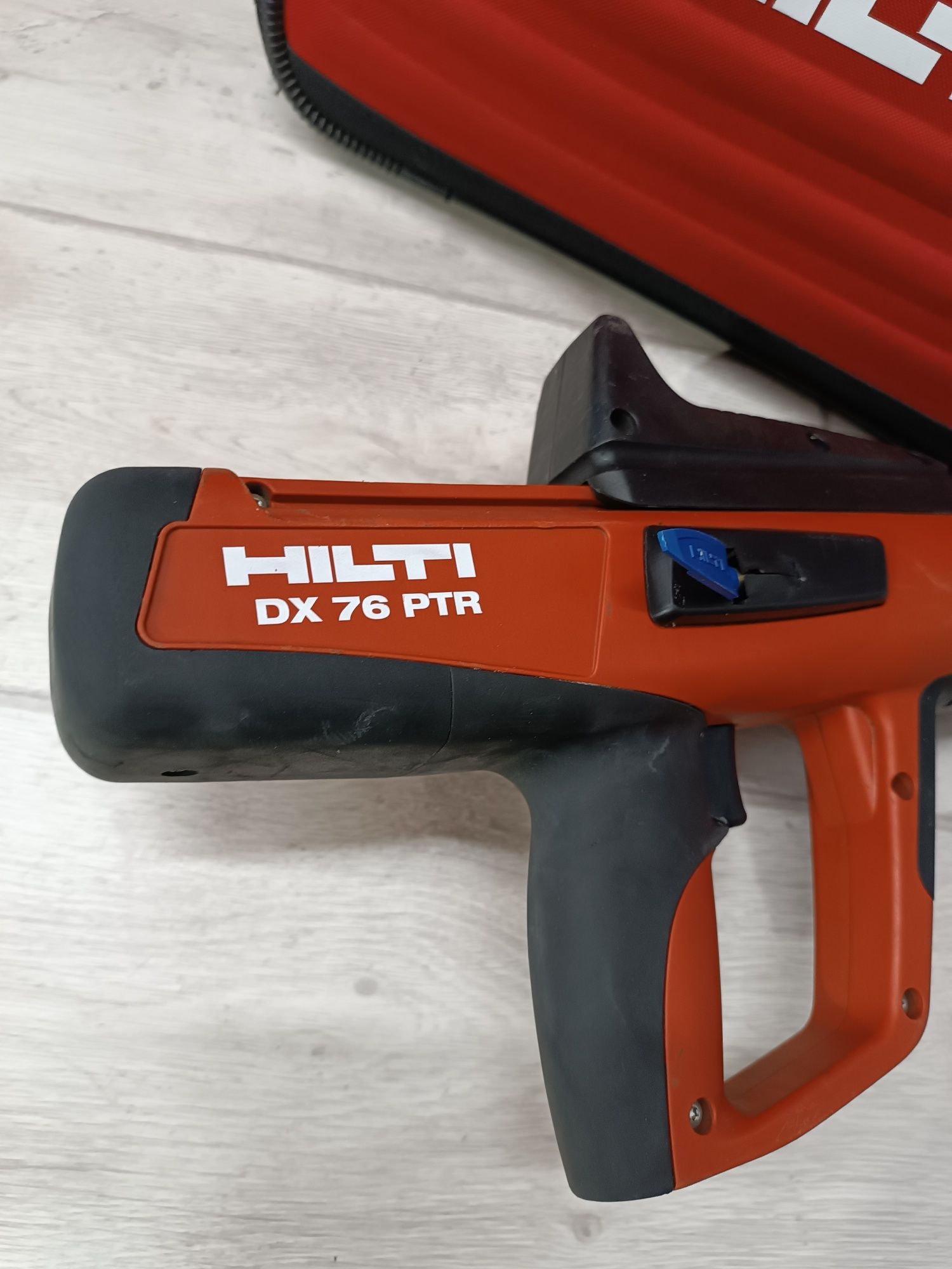 Hilti DX 76 PTR  монтажний пороховий дюбельний пістолет Хілті