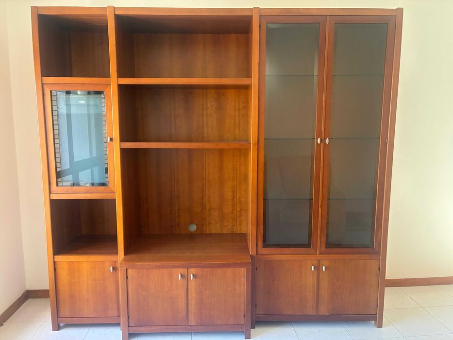 Móvel de sala em madeira de cerejeira com vitrinas de vidro