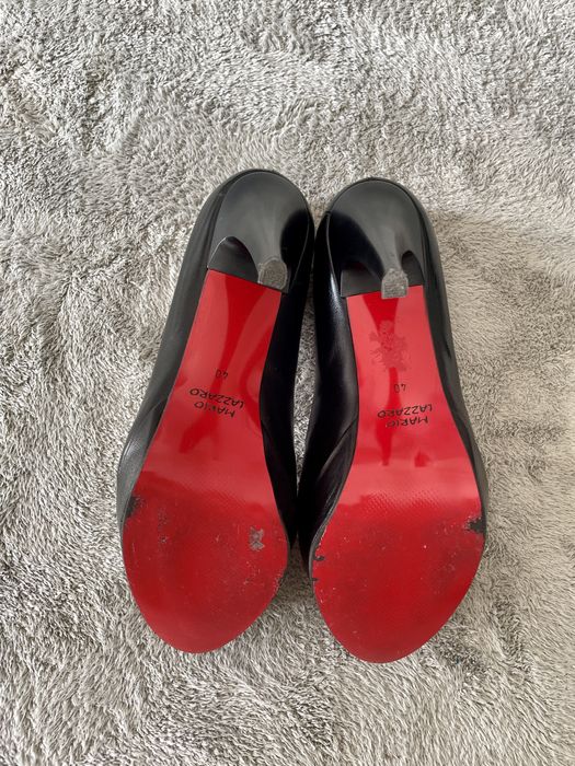 Szpilki skórzane z czerwoną podeszwą