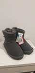 Botas em pele tipo ugg. Novas. 32