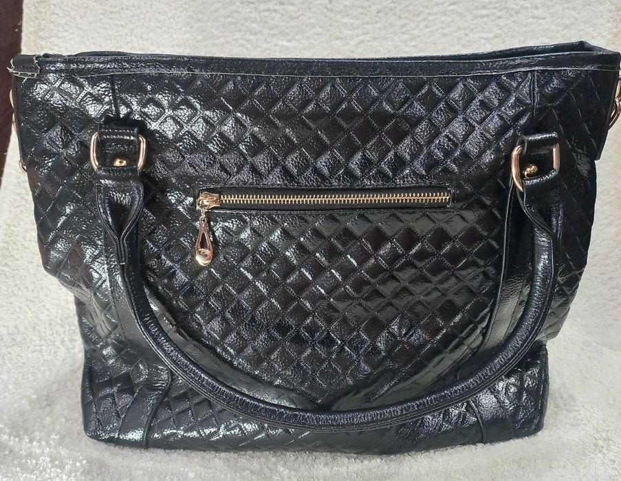 Сумка жіноча з натуральної лакованої шкіри в ідеальному стані