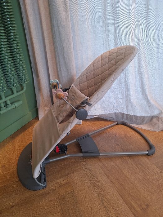 Bujaczek leżaczek babybjorn z zabawką