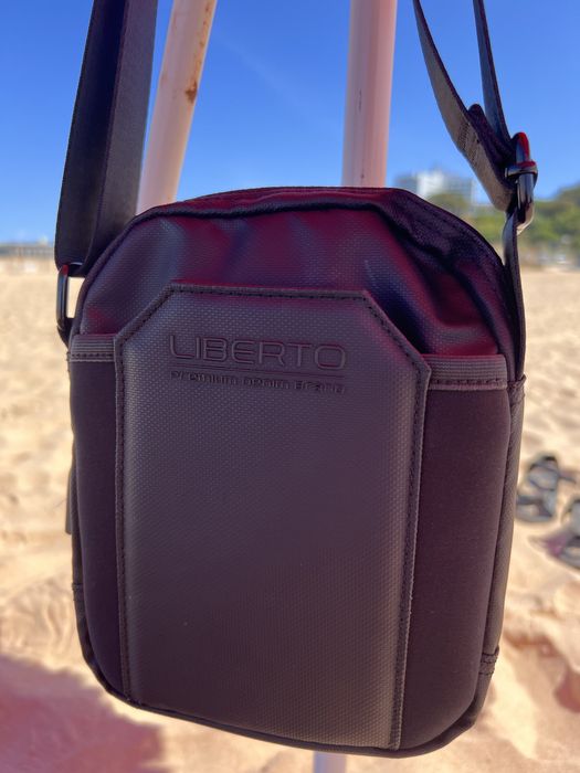 Bolsa tiracolo preta, em pele