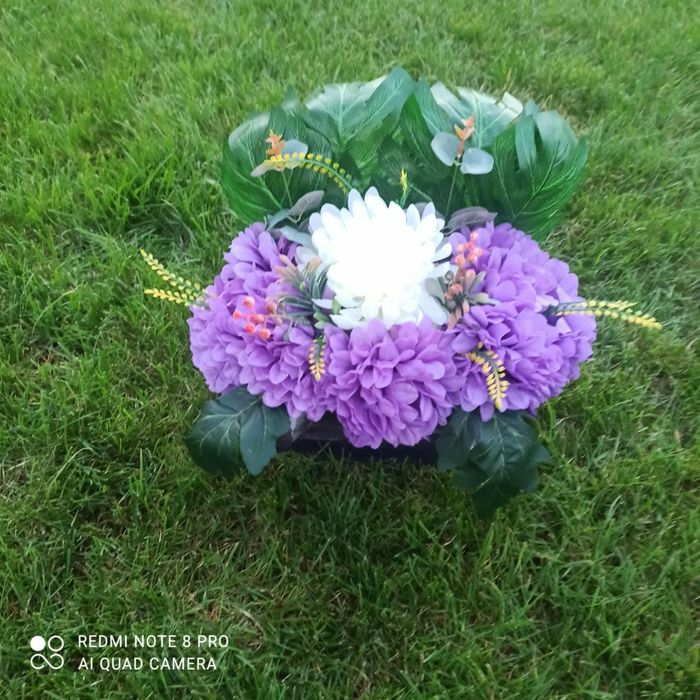 Stroik na cmentarz grób obciążony