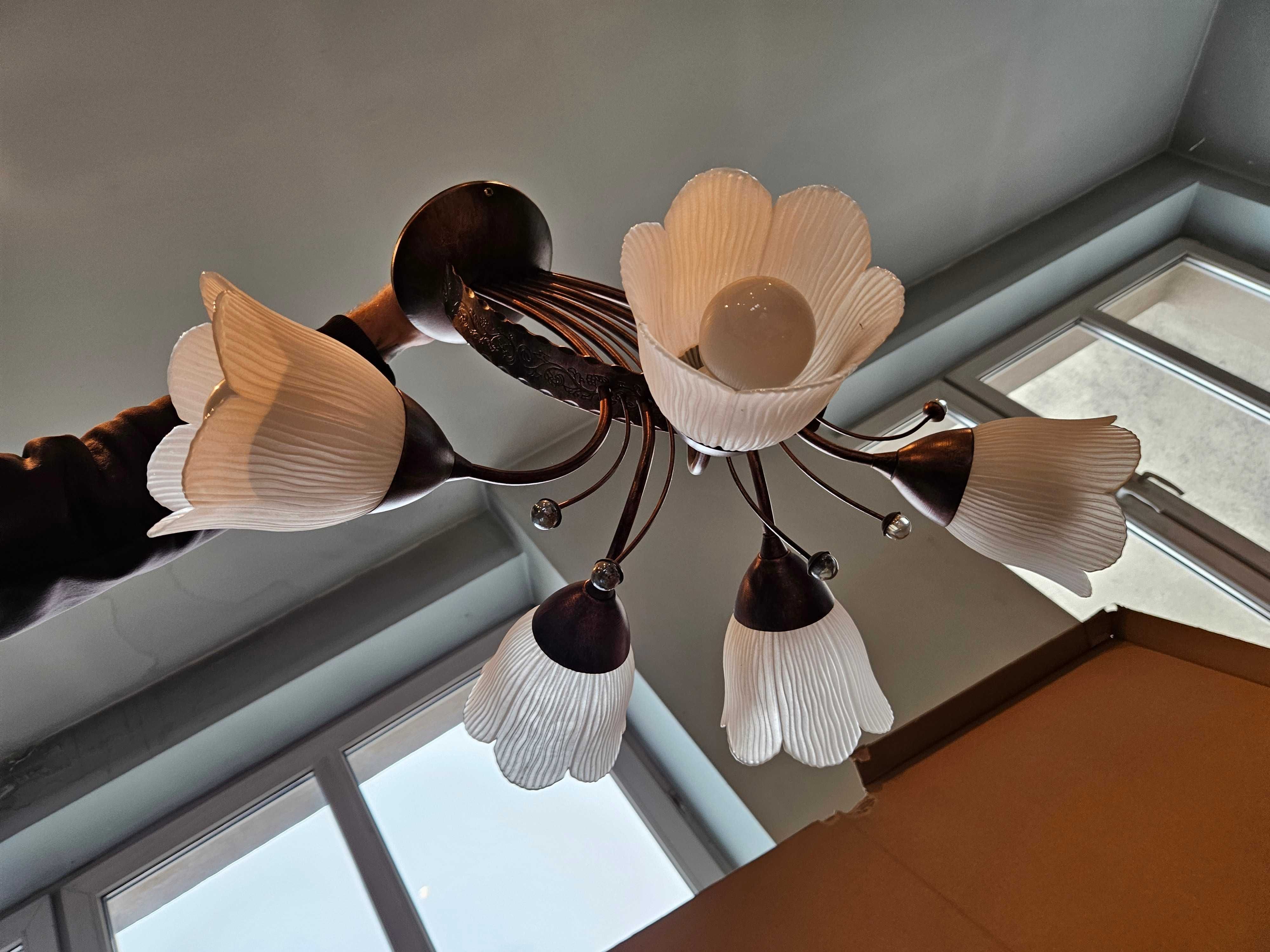 Lampa sufitowa z lampką stojącą , klosze białe kwiaty,