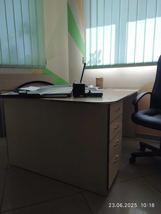 Столи офісні.Стіл дугоподібний(як для рецепції). У розкладеному стані.