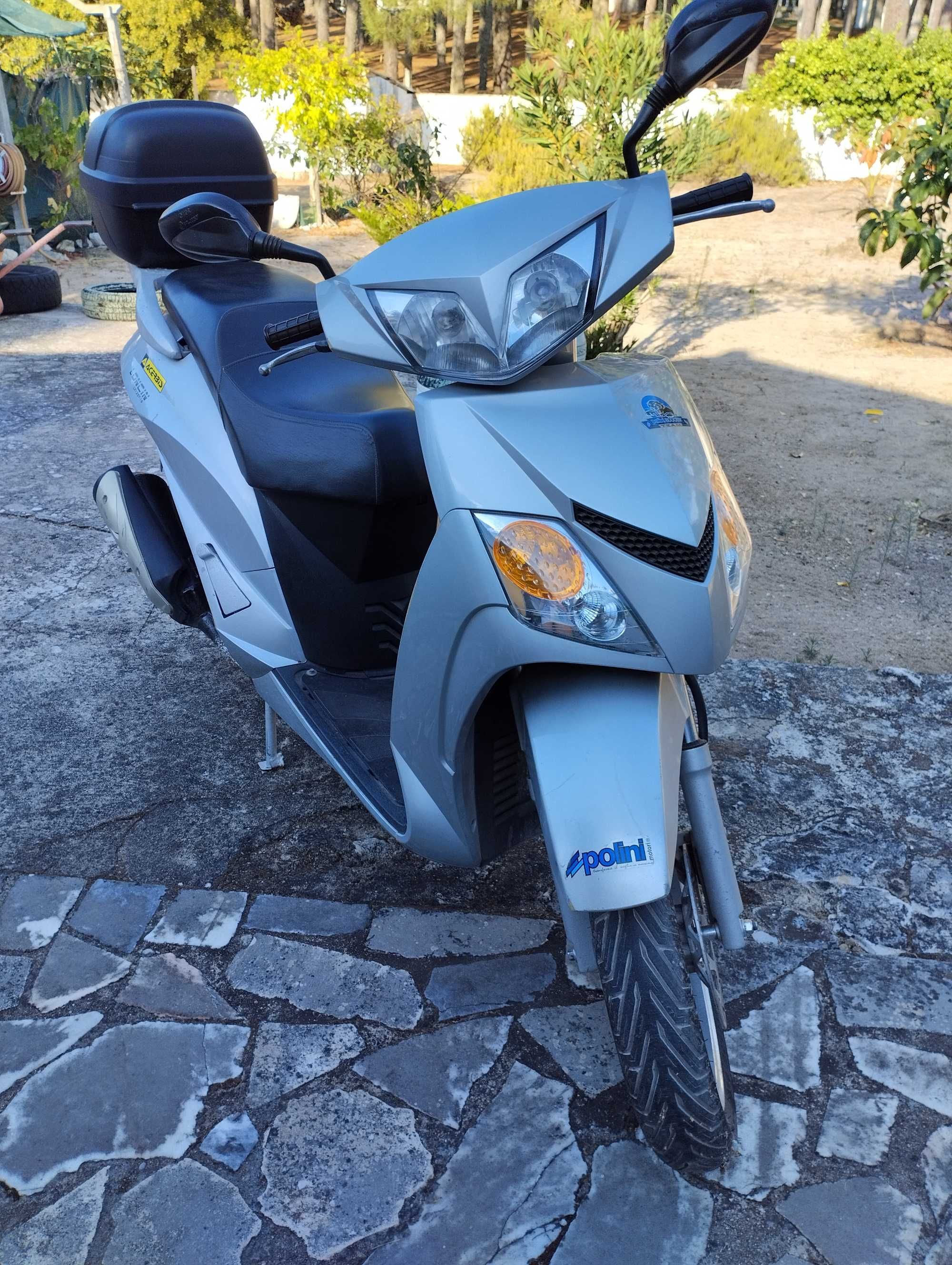 Scooter cinzenta 125cc
