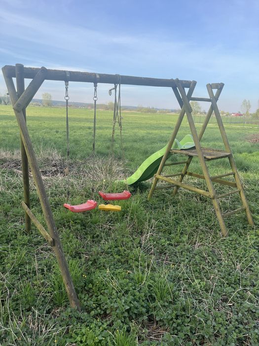 Plac zabaw dla dzieci ze slizgawka i hustawkami