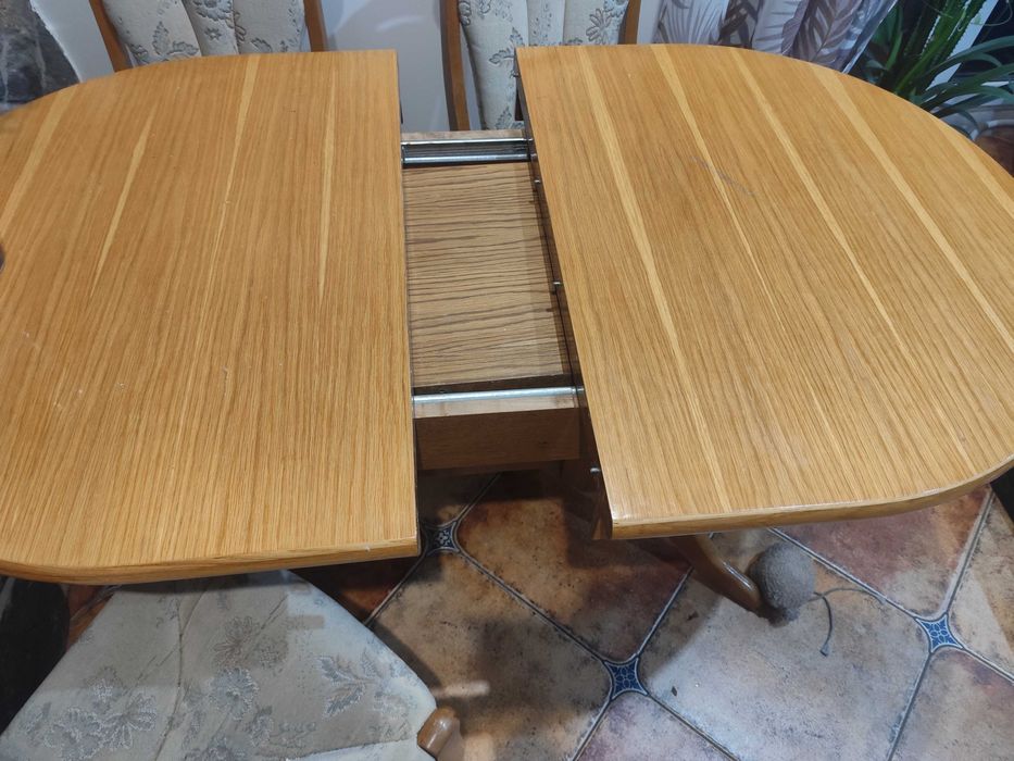 stół z trzema krzesłami