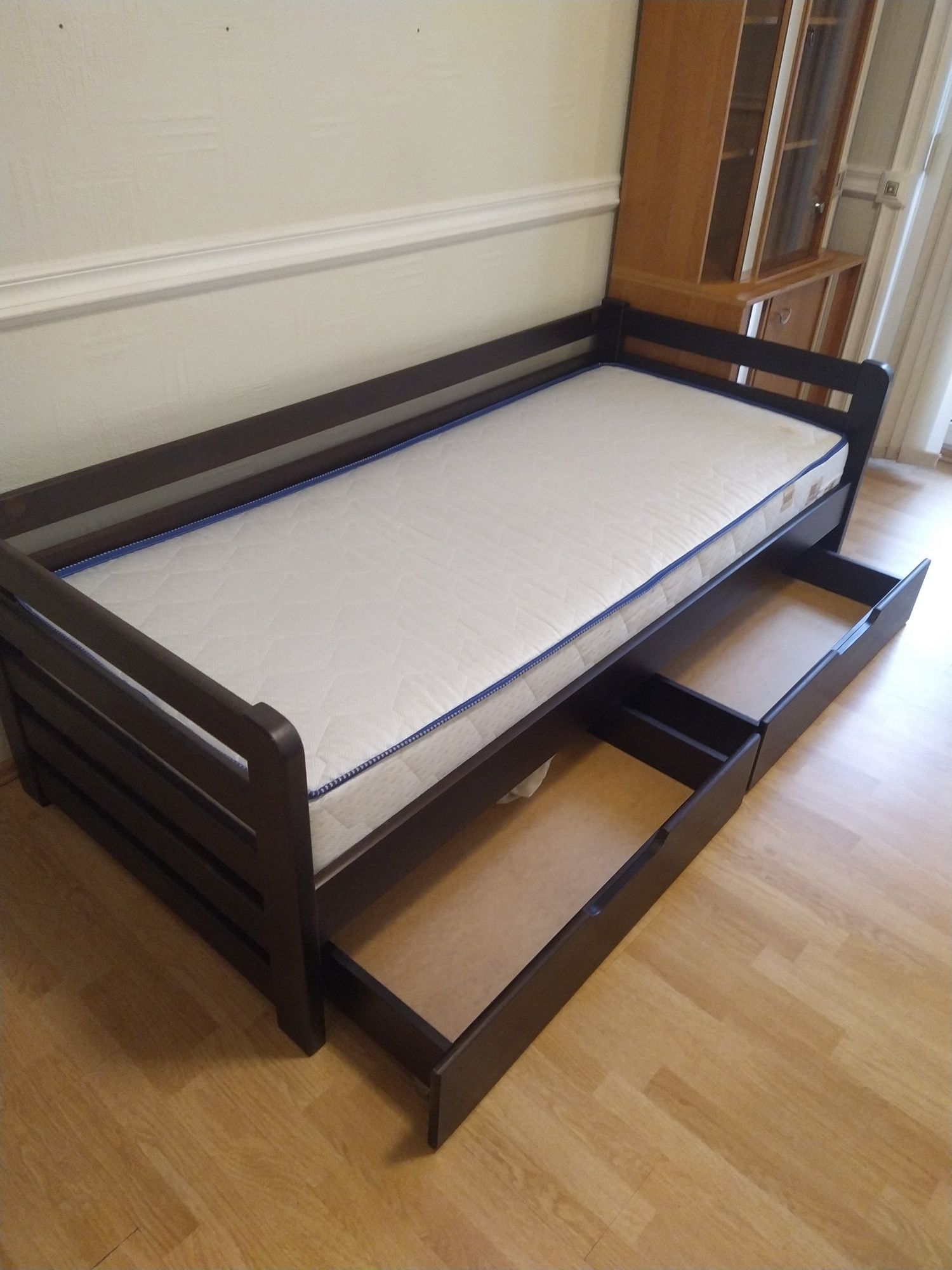 Кровать, ліжко  2,0×0,9 м с матрасом  новая