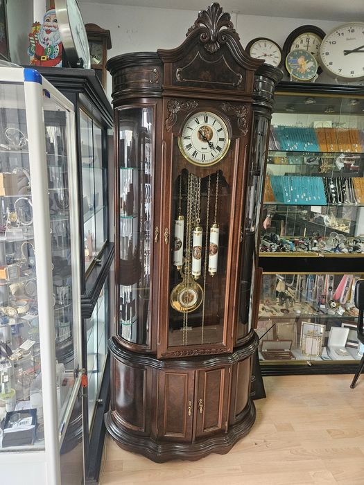 Relógio de sala  de caixa longa, pé alto com móvel