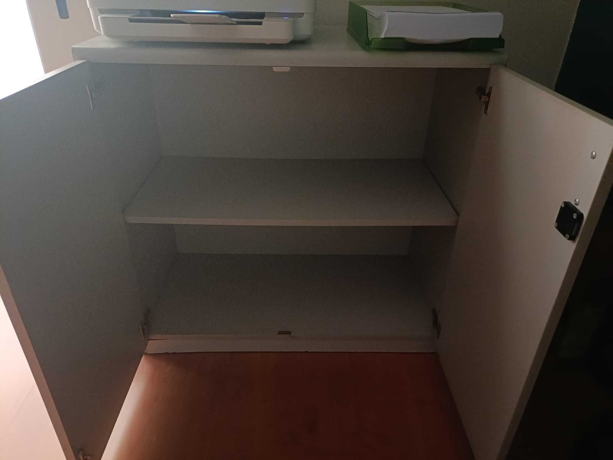 Escrivaninha de escritório com muita arrumação