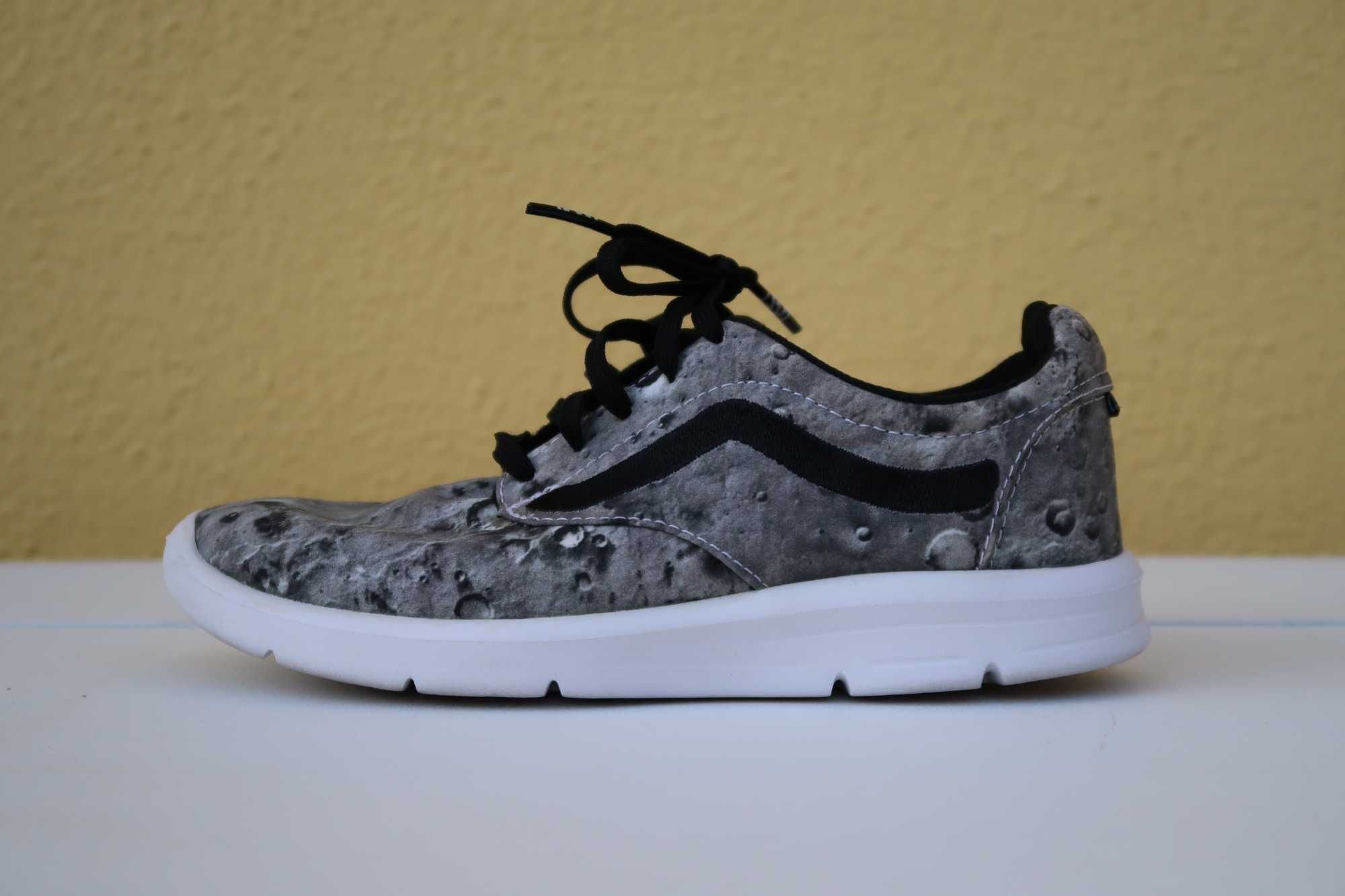 Tênis Vans com Padrão "Moon Surface"