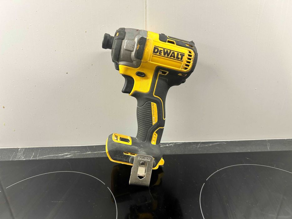 Dewalt DCF887 – zakrętarka udarowa 18V XR, uszkodzona