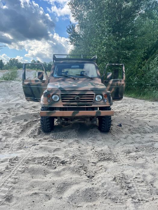 SUZUKI SAMURAI.  Повнопривідний, легендарний позашляховик.