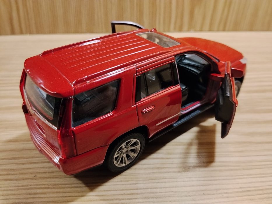 Модель Cadillac escalade 1:32 Welly металл инерция откр двери Кадиллак