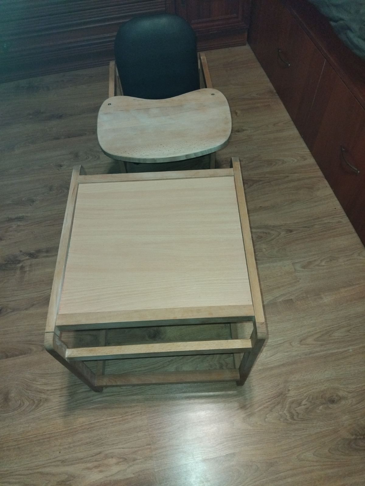 Годувальне крісло-стіл