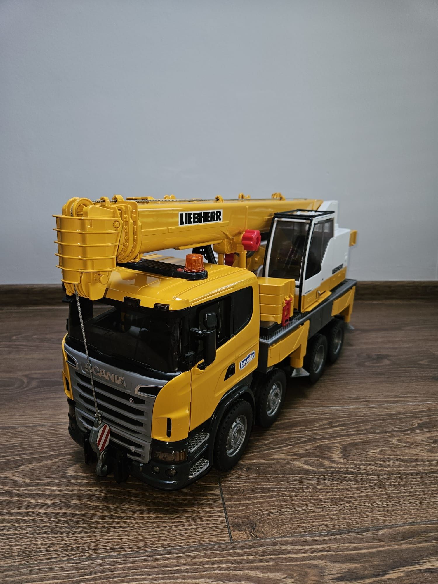 Bruder 03571 Scania Super z dźwigiem Liebherr