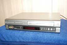 Magnetowid na kasety VHS z DVD Aiwa