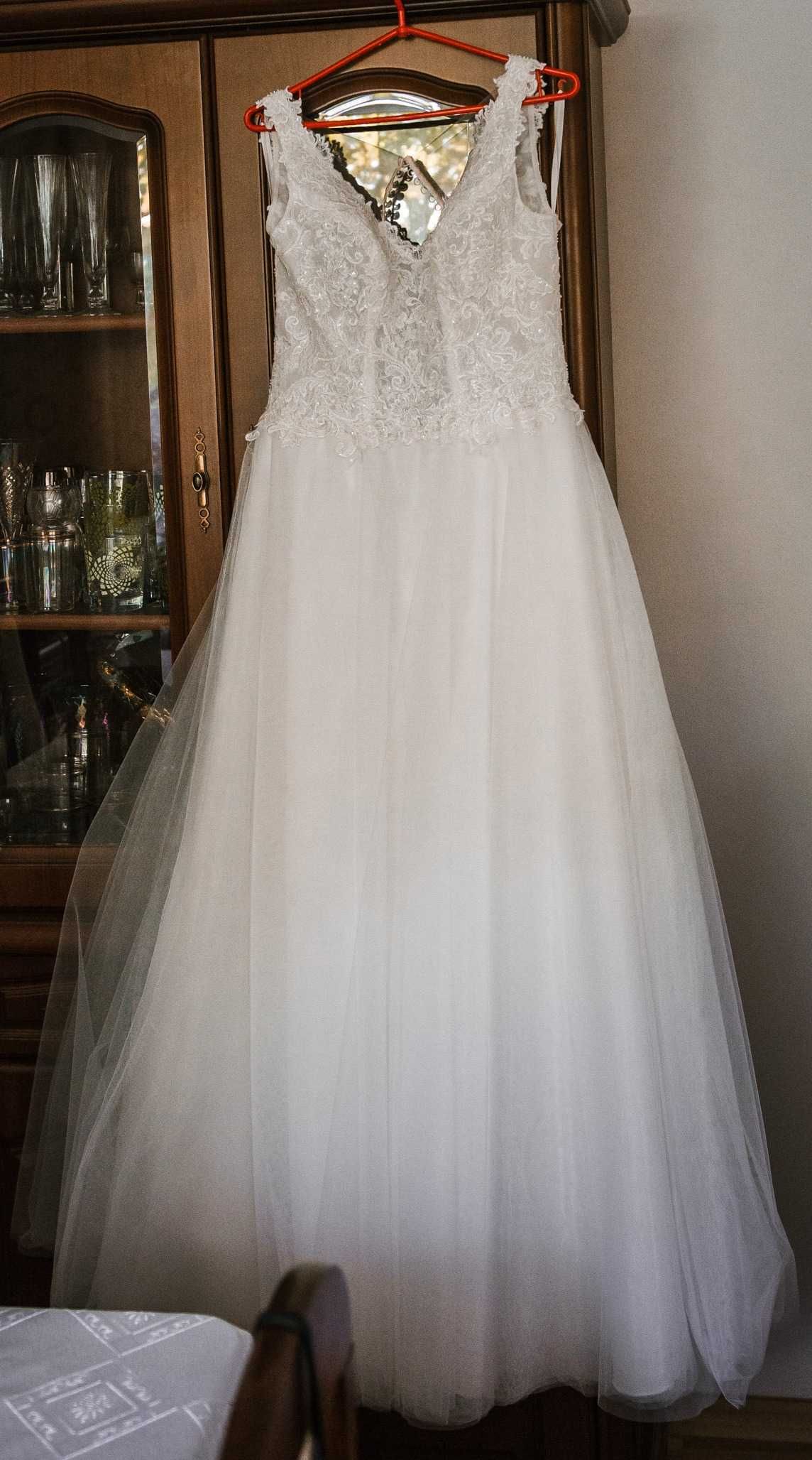 Suknia ślubna w kolorze écru z ozdobnym tyłem