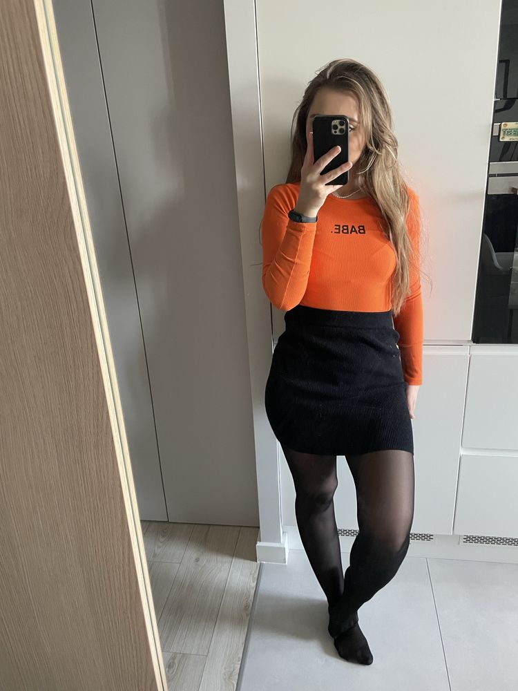 Pomarańczowe body prążkowane z napisem babe