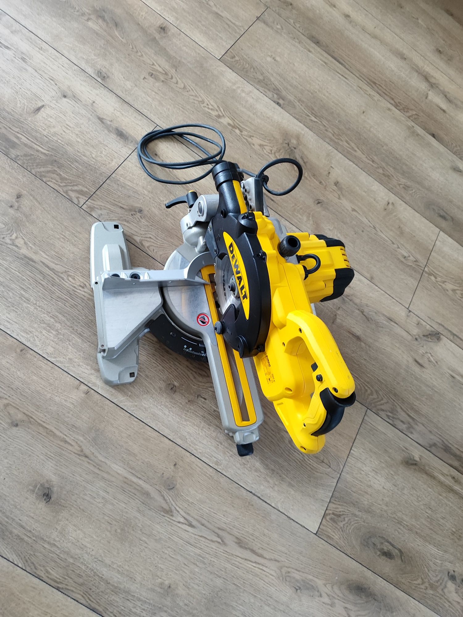 Piła ukosowa z posuwem DeWalt 1300wat, tarcza 216mm