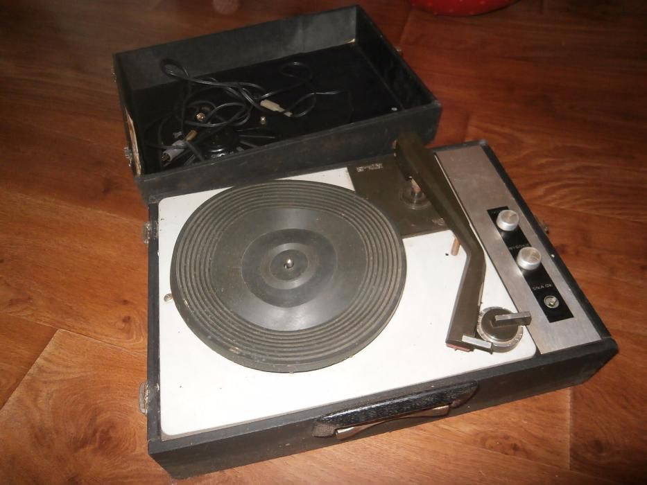 gramofon z 1979r. w walizce