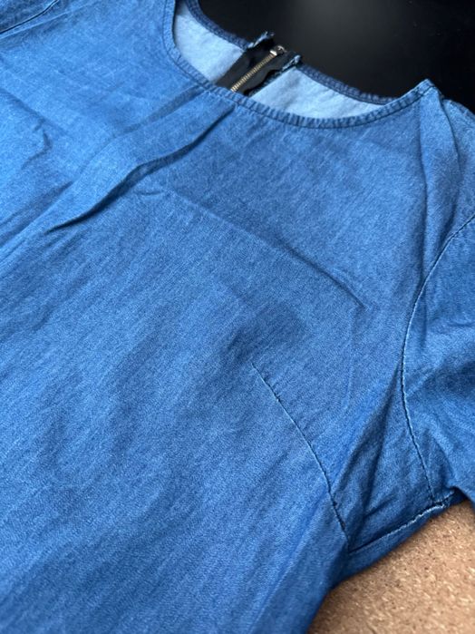 granatowa sukienka imitująca jeans z falbanką na rękawach r. M