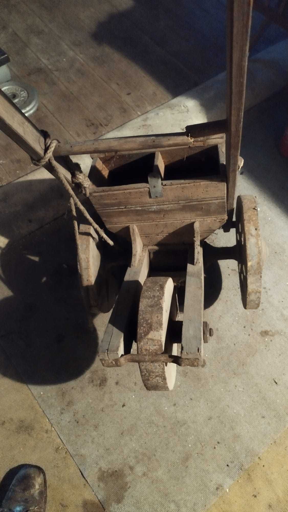 Semeador em madeira antigo