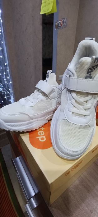 Продам кроссівки для дівчаток