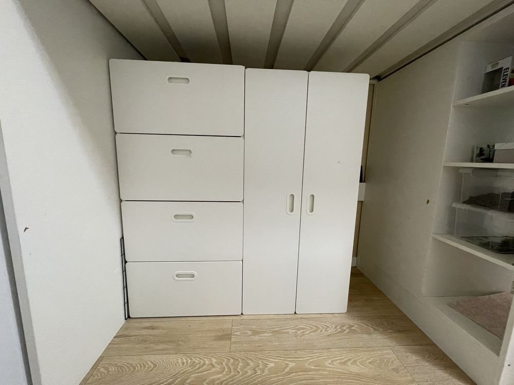 Łóżko piętrowe Ikea z materacem, komodą i szafą