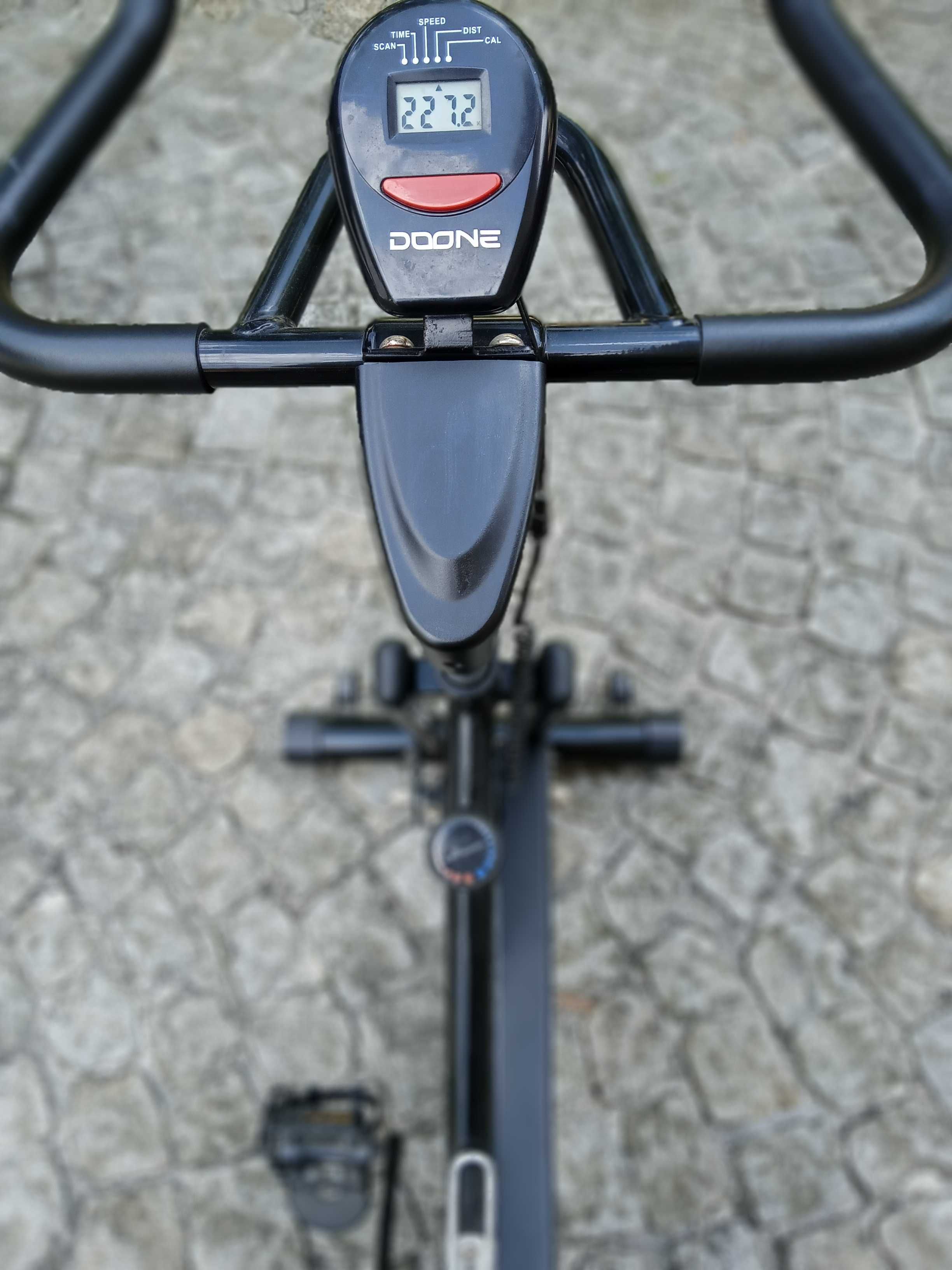 Biciclete de ginásio. Treino em casa.