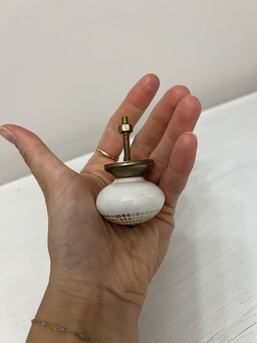 Uchwyty meblowe gałki biale ze złotym/srebrnym motywem