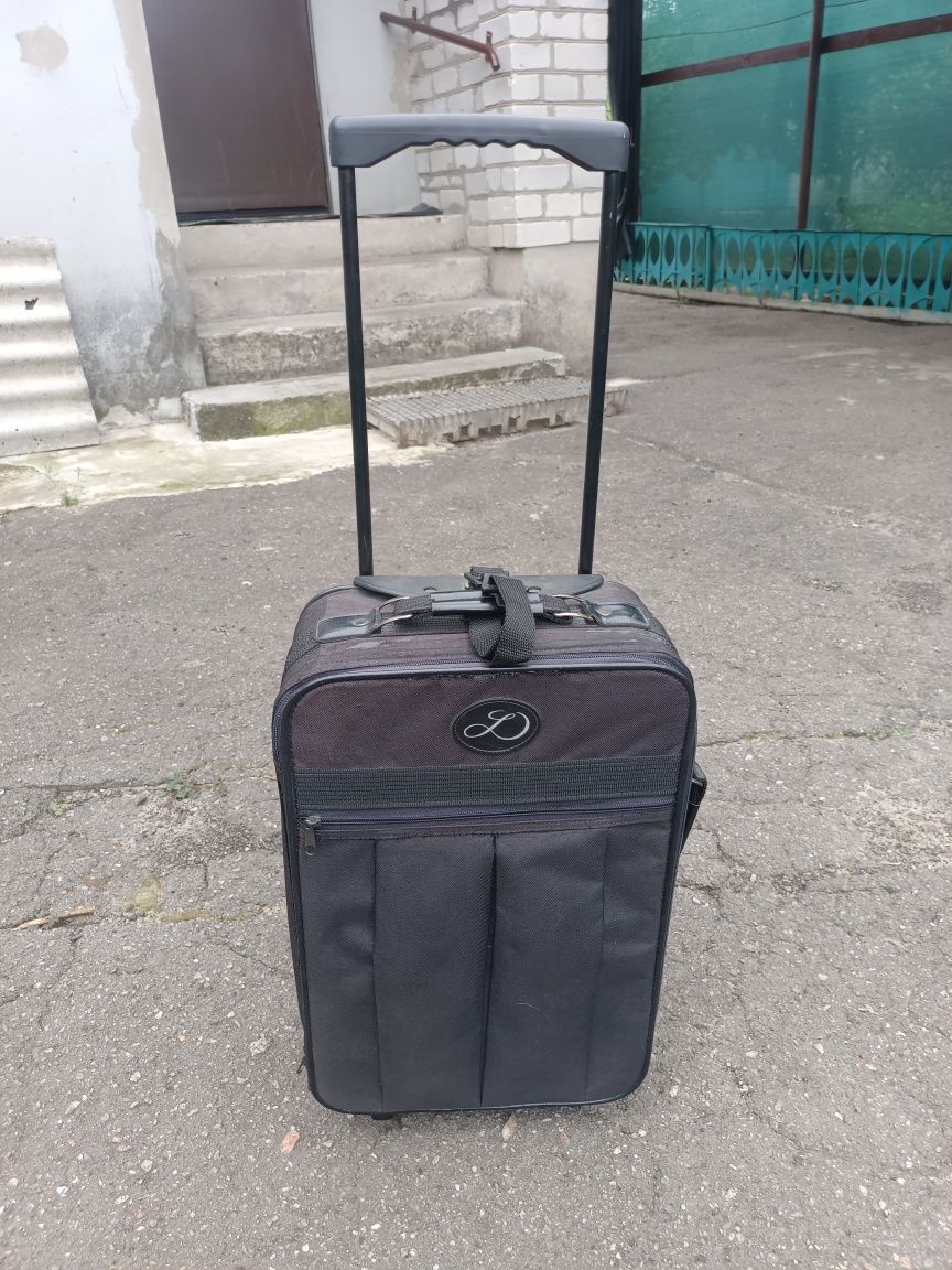 Продам чемодан на колесах.