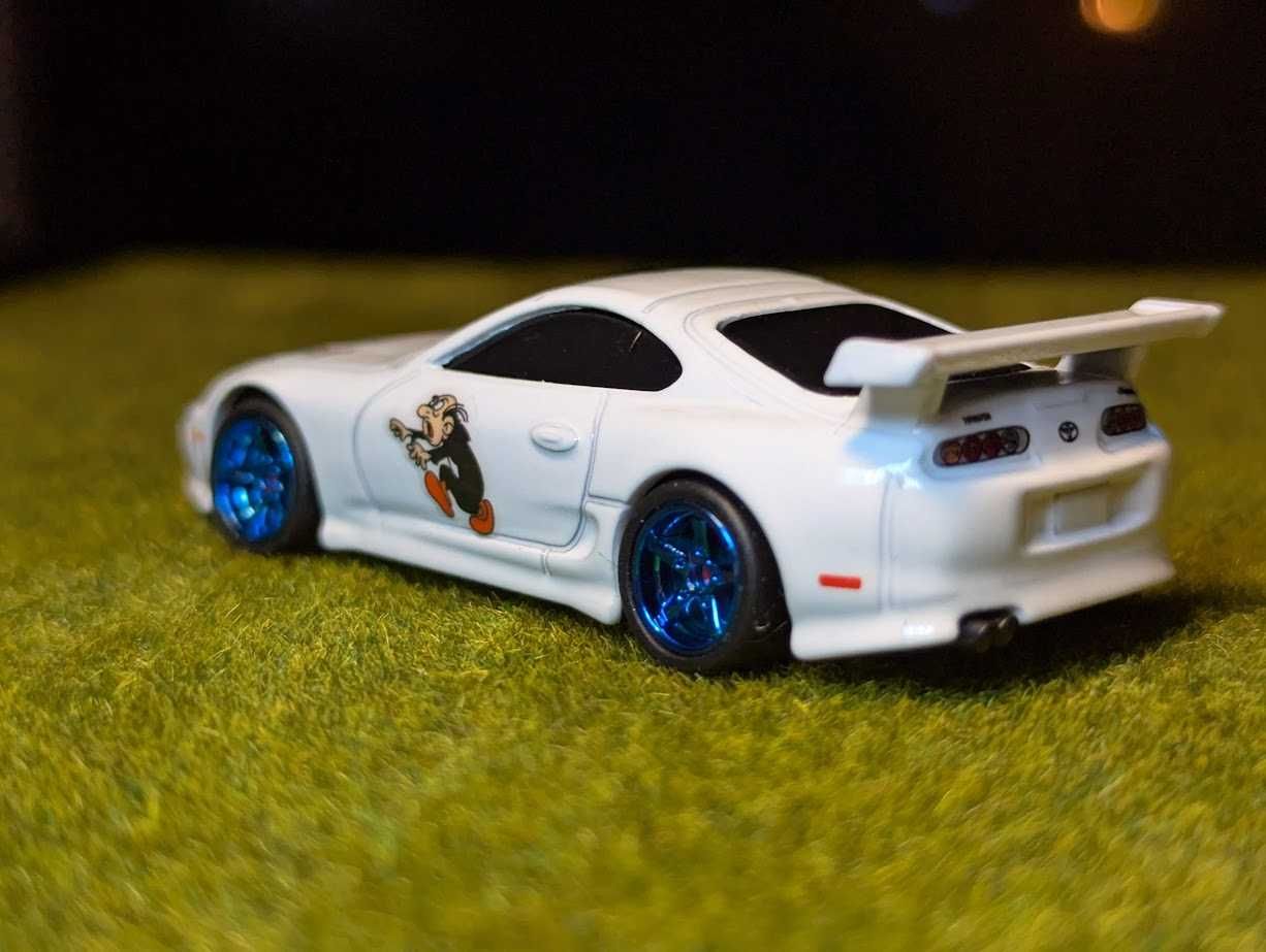 Hot Wheels Toyota Supra + Custom Smerfy Papa Smerf