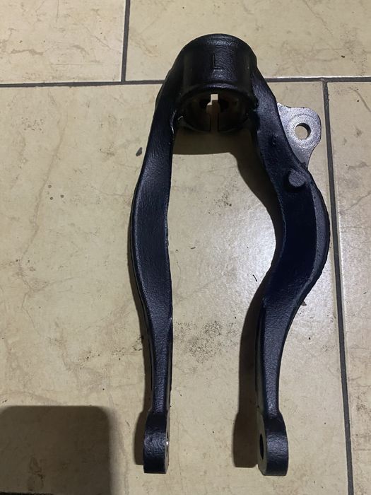 Mocowanie amortyzatora  L MR316443