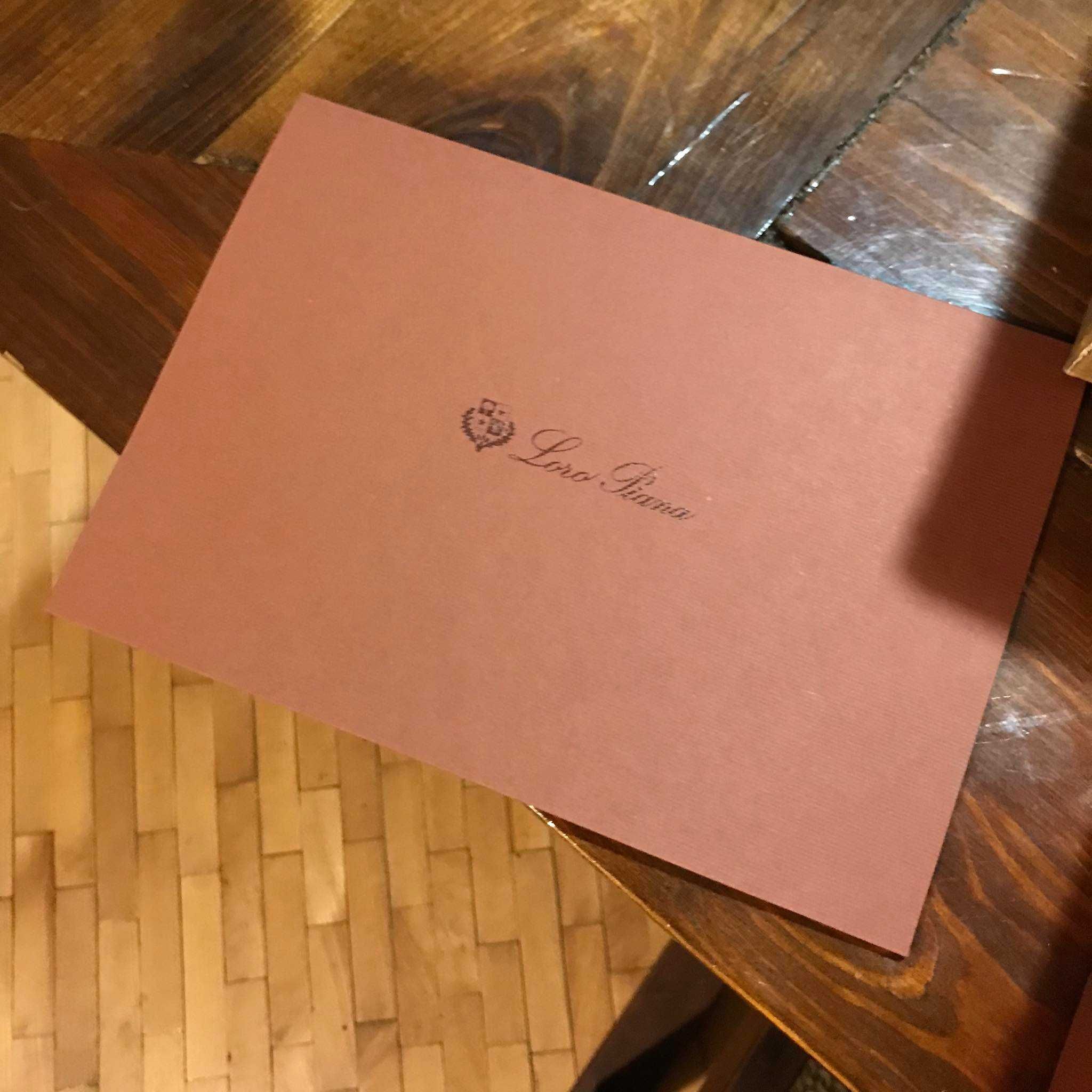 Loro Piana Karton zestaw, tasiemka oraz karton opakowaniowy