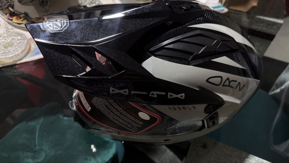 Capacete novo tamanho L com viseira pala e óculos de baixar