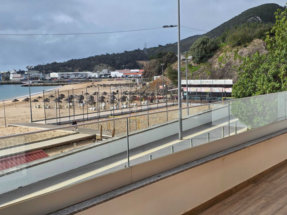 Apartamento t2 Santiago ( Sesimbra )  primeira linha vista de mar .