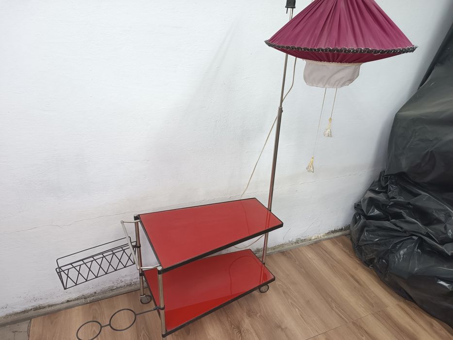 Lampa podłogowa i fotele liski.