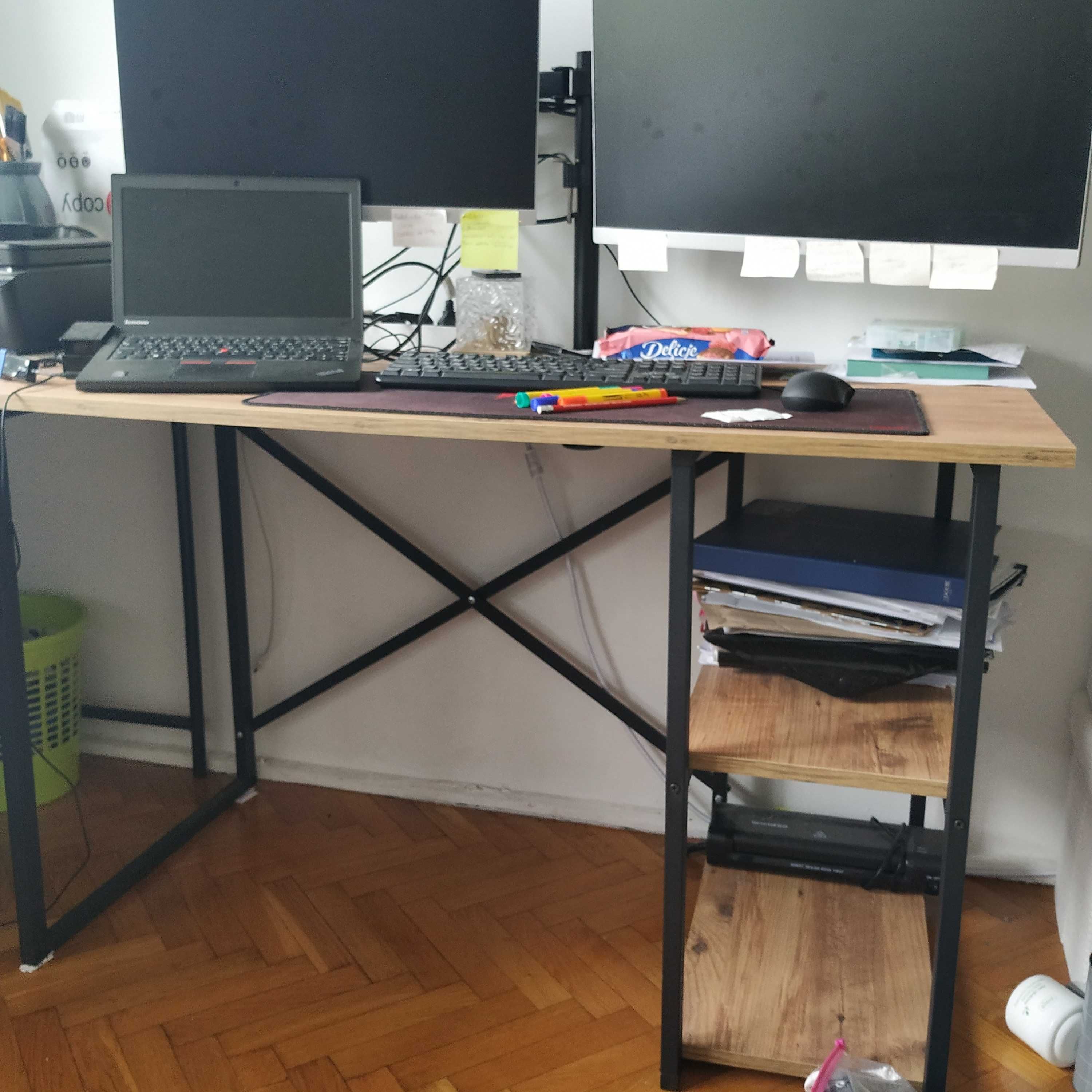 Metalowe biuro z polkami