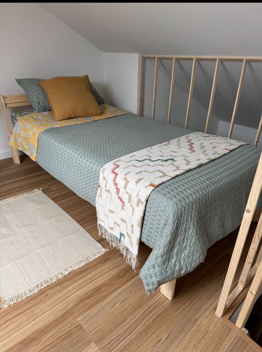 Quarto, com transportes á porta