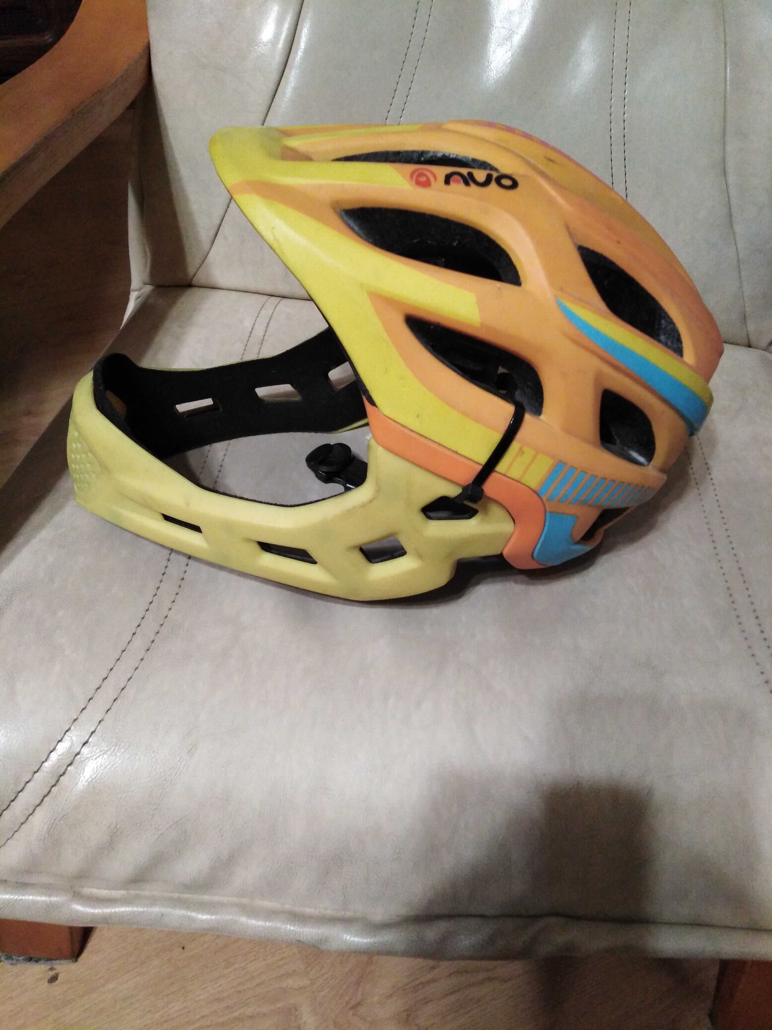 Kask rowerowy z ochroną szczęki