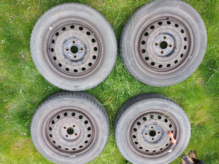 Komplet felg stalowych 5jx15" 4x100 ET45 z oponami zimowymi 175/65R15