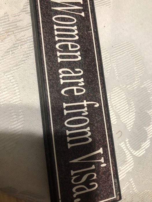 Drewniana tabliczka z zabawnym napisem